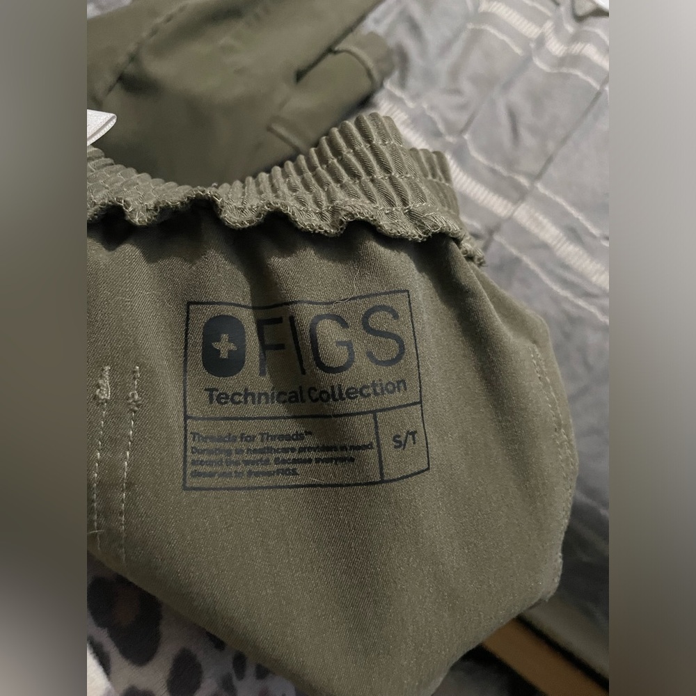 Figs technical collection scrub set